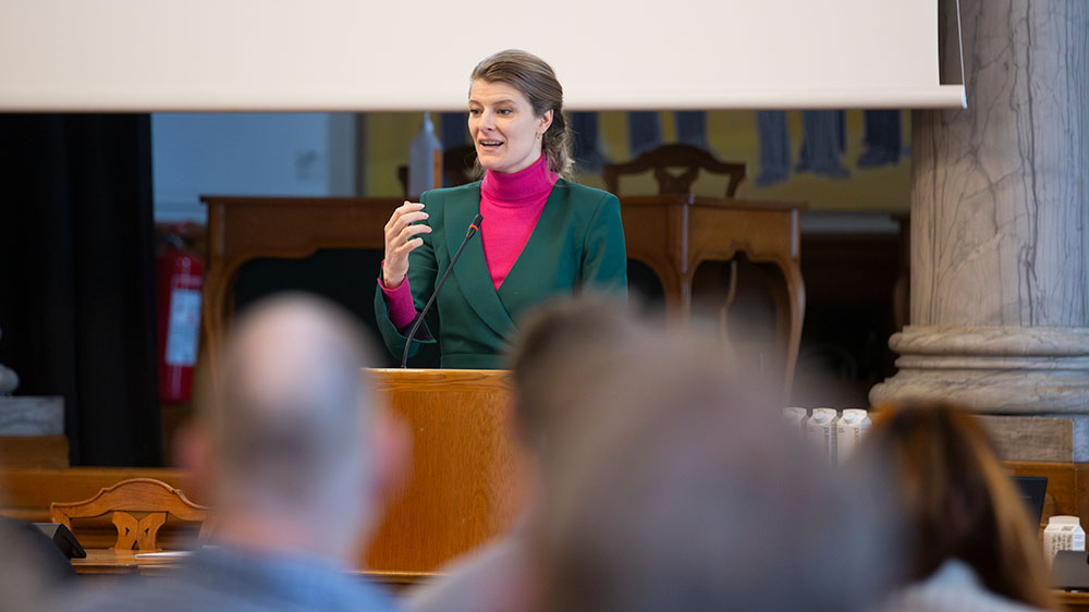 Beskæftigelsesministeren på talerstolen på Christiansborg